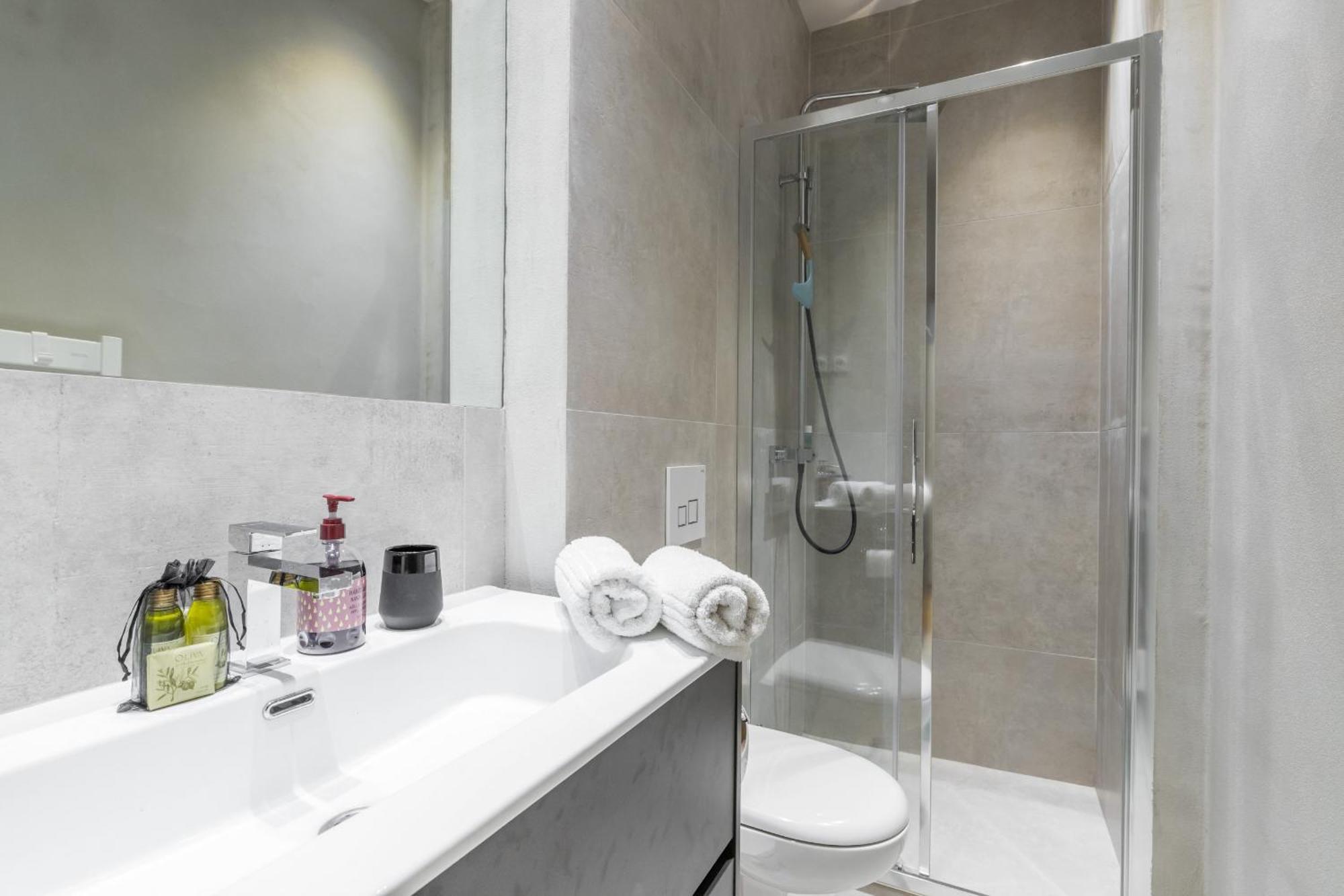 Refined & Cozy 1 Bedroom Downtown Apartment *